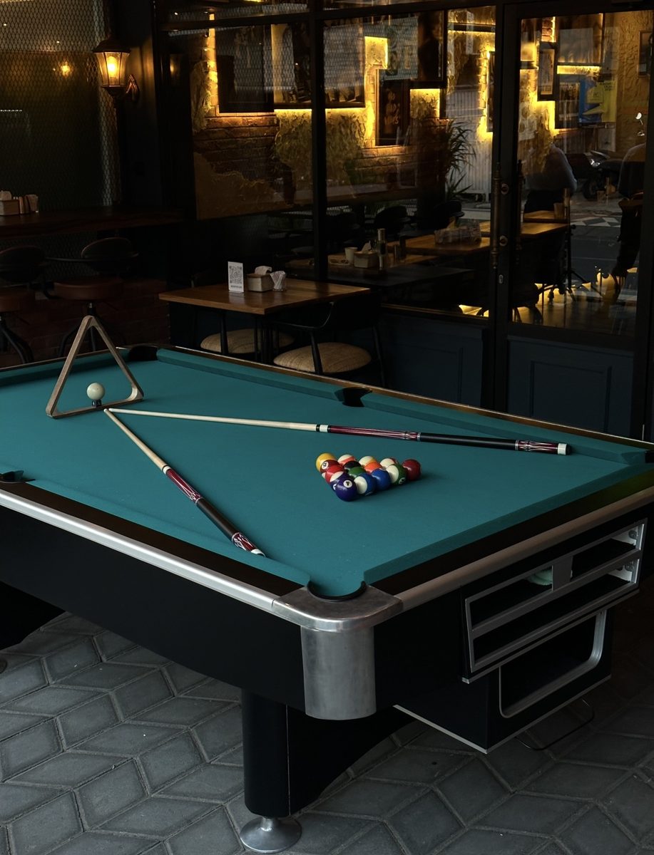 Billiards & bar